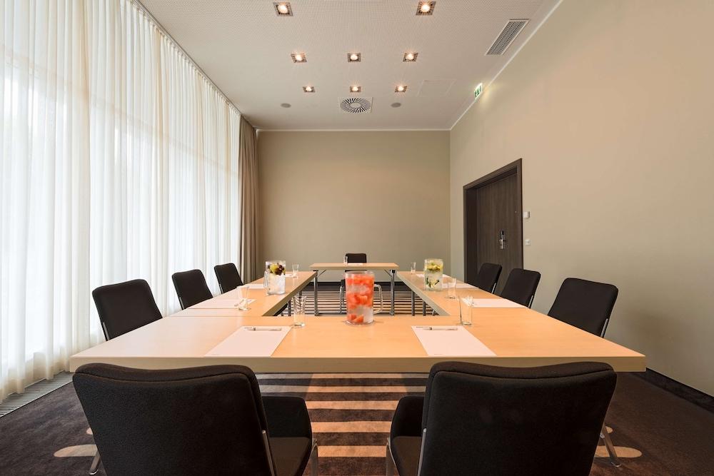Park Inn By Radisson Linz Bagian luar foto