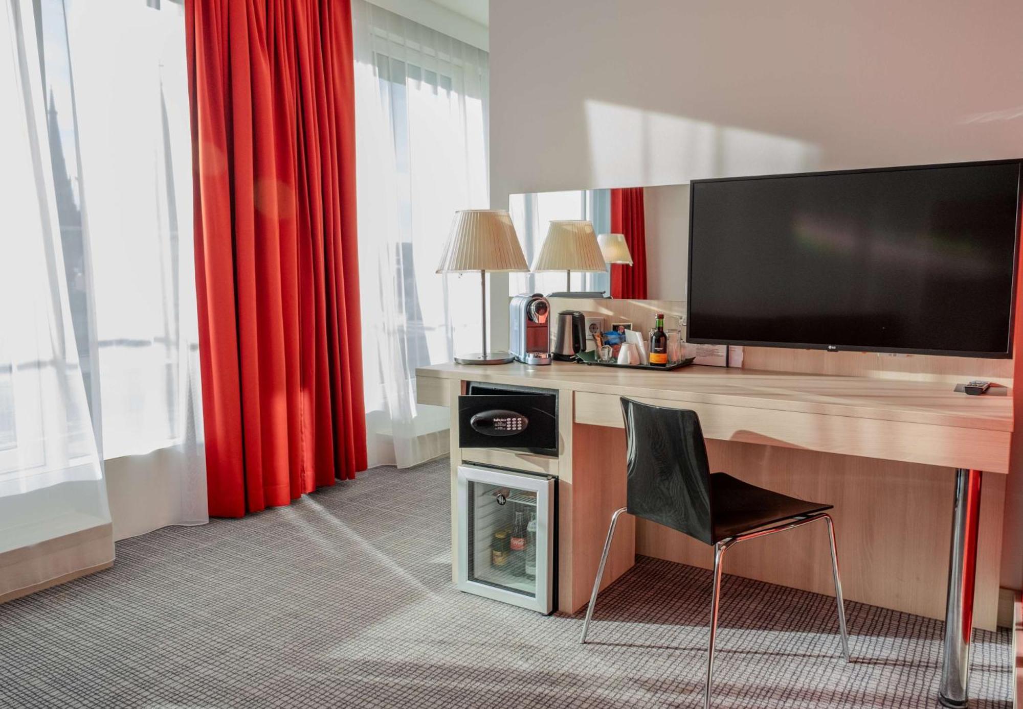 Park Inn By Radisson Linz Bagian luar foto